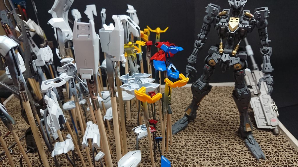 基本色をエアブラシ塗装。中身のガンダムフレームも塗り分けしてます。