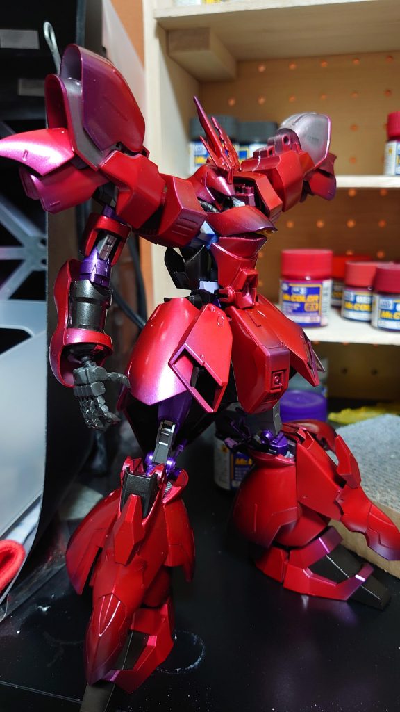 塗装は黒サフ→シルバー→クリアレッドで塗って、メタルバイオレットでグラデをかけてアルスの雰囲気を出してみました