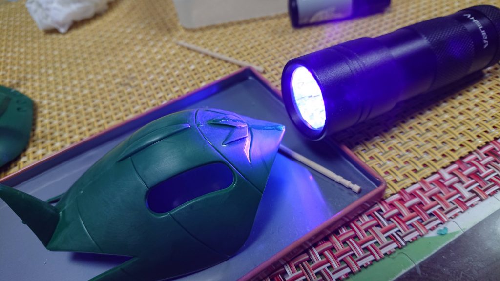 合わせ目消しは、100均のUVレジンにUVライトを当てて硬化させて削りました。