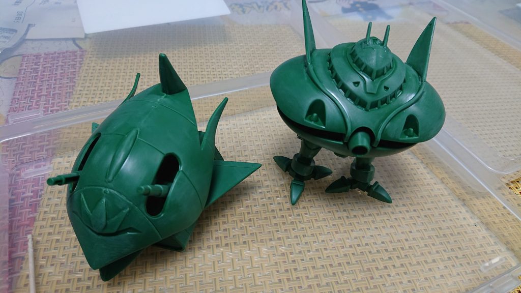 素組は、単色でグリーン一色なので塗装でパッケージな様に塗り分けしました