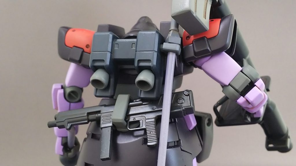 魅力的なトローペン背部。ザクマシンガンはHGUCゲルググマリーネの物が有ったのですが小さかったのでザクF2の物を流用しました。