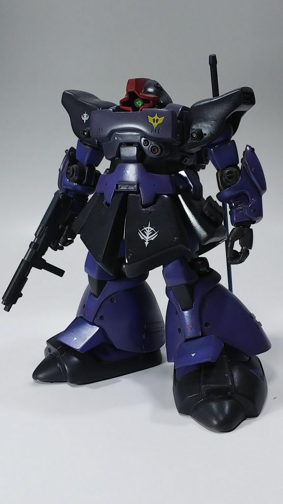 実家の押し入れを整理していたら出てきましたので目立つところはラッカーにてリタッチしています。どうか暖かな眼差しで見ていただけたら幸いです。ＭＧリックドムが発売されたと同時に製作した物です。全体的にボリュームアップや形状変更はポリパテで行いました。 