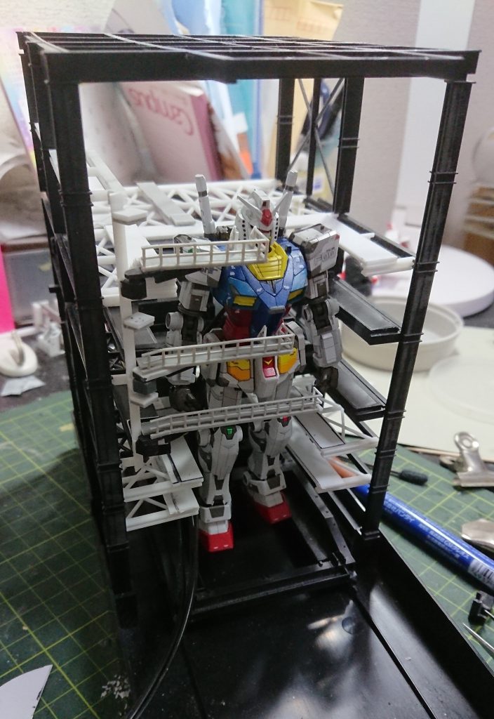 製作工程です。基本はプラバンと1ミリプラ角棒の組み合わせです。建築模型作っているみたいでした。YouTubeの公式動画から図面を盗み見て作っています。柵は鉄道模型のストラクチャーキットも要所で一部流用しつつ0.5ミリのプラ角棒を使っています。