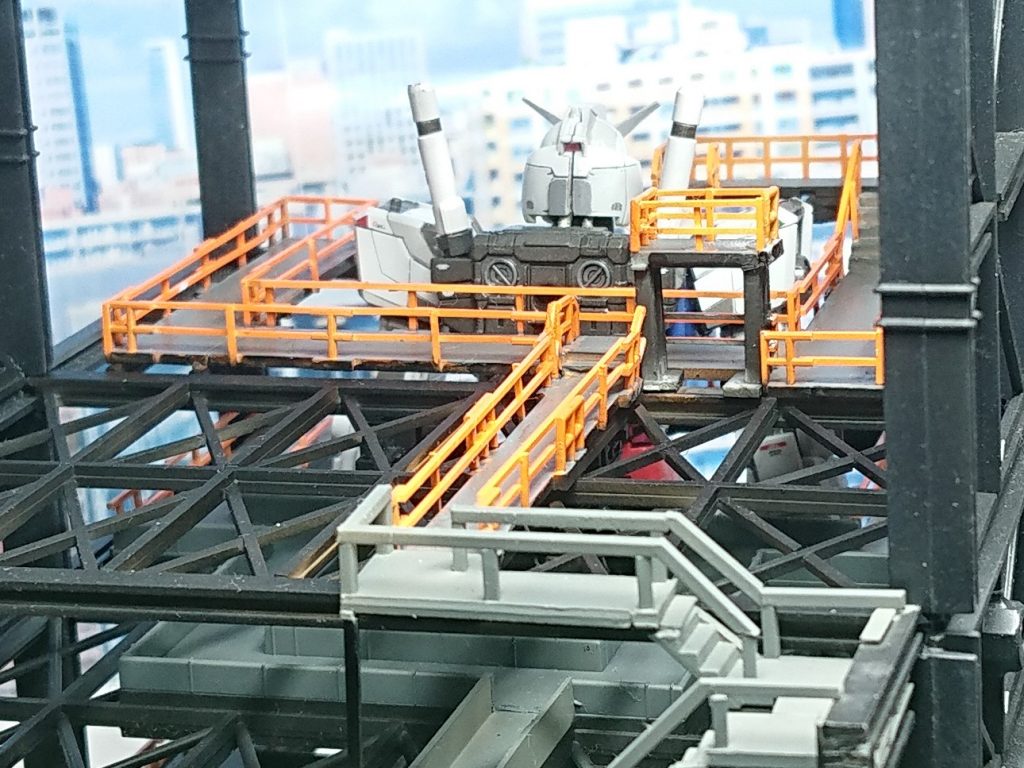 裏側の階段もスクラッチしたので関係者気分になれます。資料が少なくて大変でした。模型っていう感じがします。