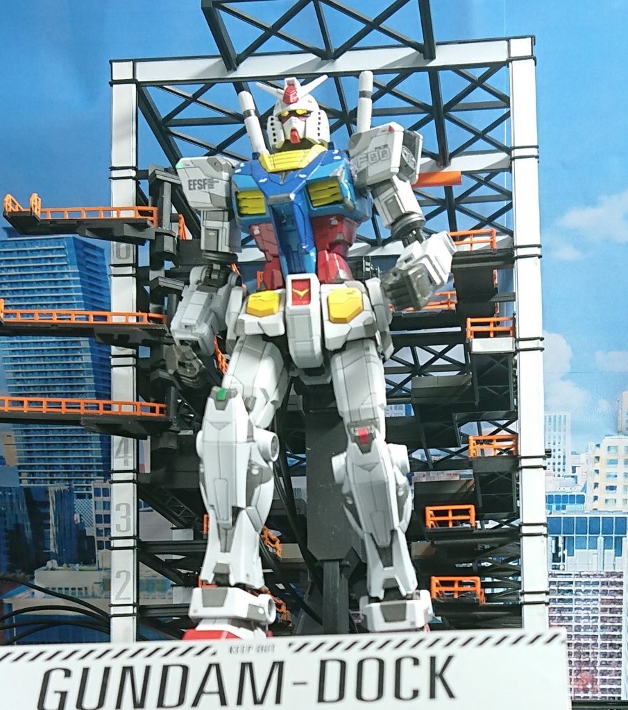 おかげで立ち上がる瞬間のような微妙な高さも再現できるようになりました。いやー、塗装に行くまでの地道な作業が長かったけど楽しかったです。ガンダムの表面処理に挑戦したのもスケール感につながっているんじゃないでしょうか。気が向いたら隣の見学ブースも作りたいですね。見てくださってありがとうございました。ガンダム単体もアップしているのでよければ見ていってください。