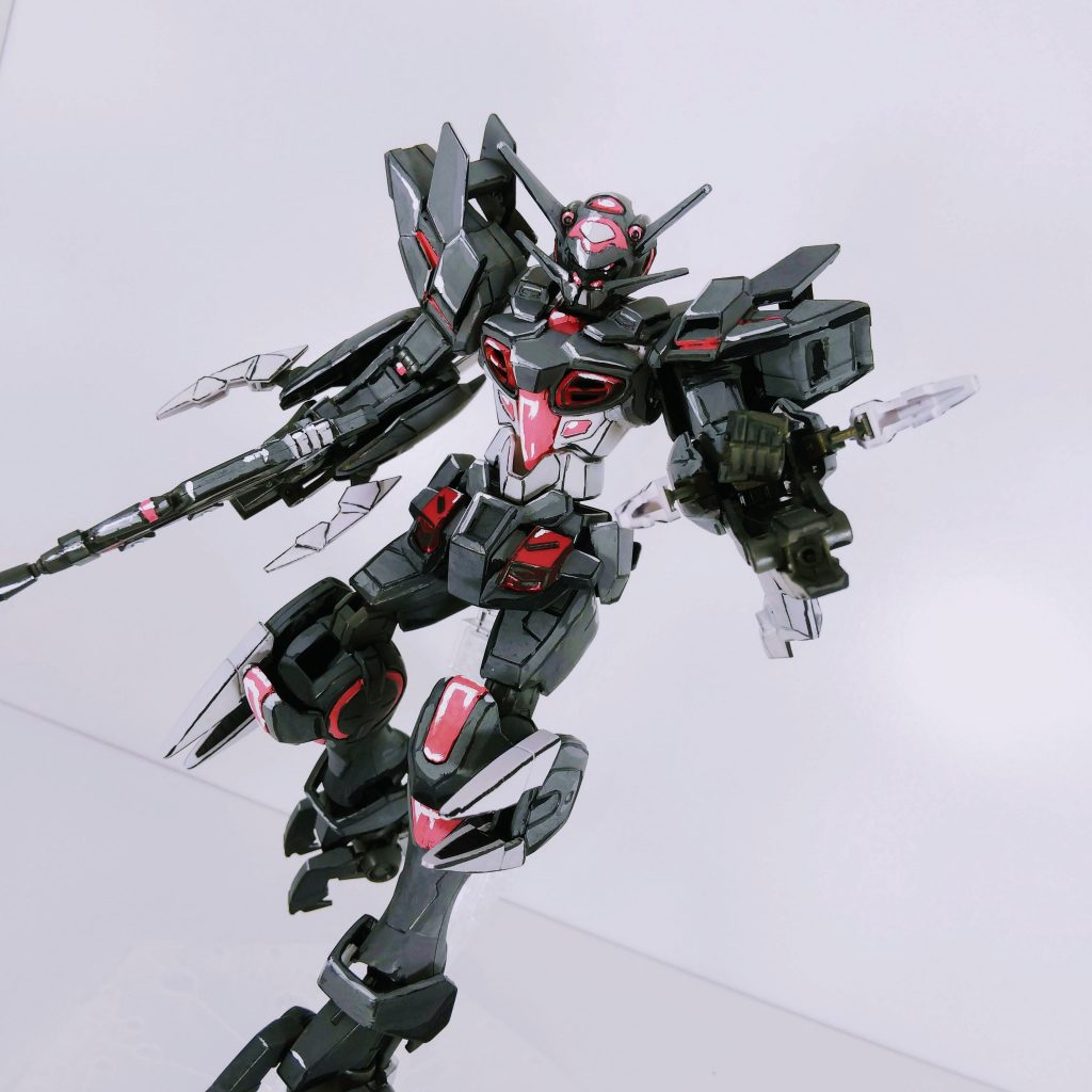 ゴールデンウイーク中に突貫作業で仕上げた作品です。エッジのペン入れがガタガタなのと、基本色のダークグレーも塗りムラが目立ちます。