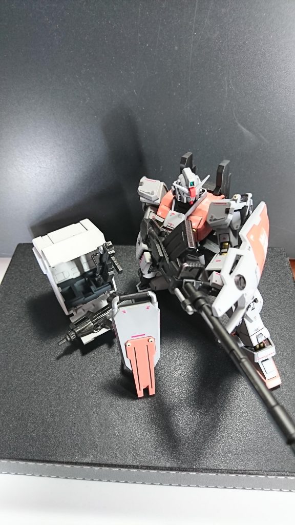 このキットは可動域が素晴らしく片膝立ち射撃姿勢もばっちりです。ウェポンラックは塗り忘れにて艶消しのみです。また今回スジ彫りにも挑戦しましたが肩部、腿部、フロントスカートに入れた物の上手に出来なかったので埋めたり、彫り直したりしてると収拾がつかなくなり、誤魔化しの為ジムコマ兄さんを切り刻み肩部、スカート部を増加装甲風に張り付けてみました。胸部もハンドパーツと何かの取っ手を付けて、シールドも強奪してます。
