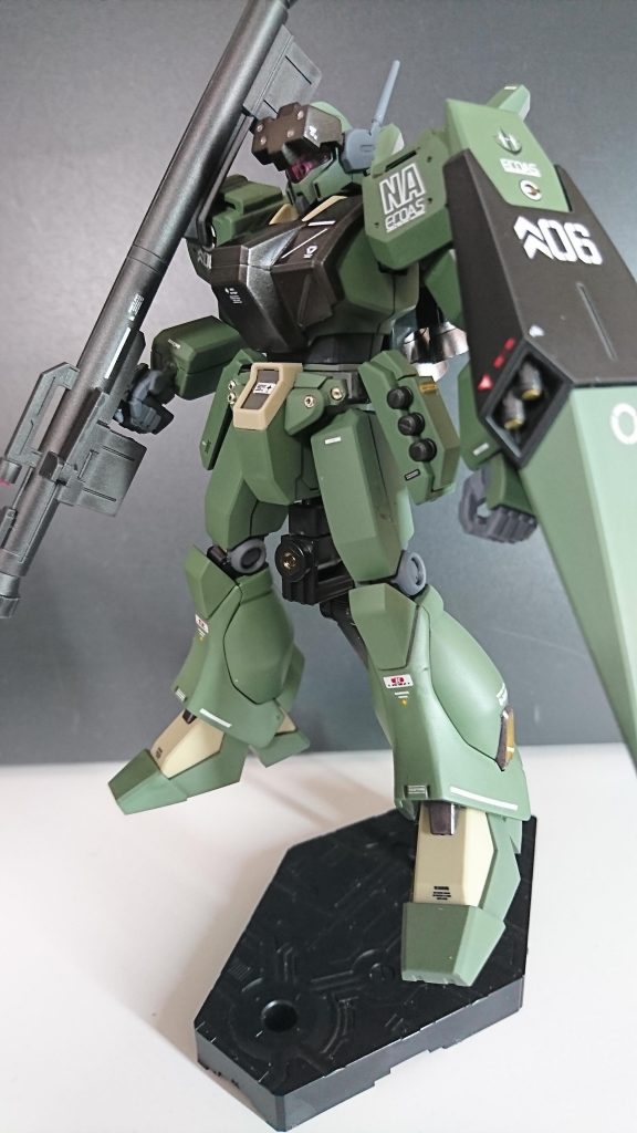 腰部にクラフトビーズを取り付けました。今回はスプレー後に取り付けましたのでメッキは無事でした。