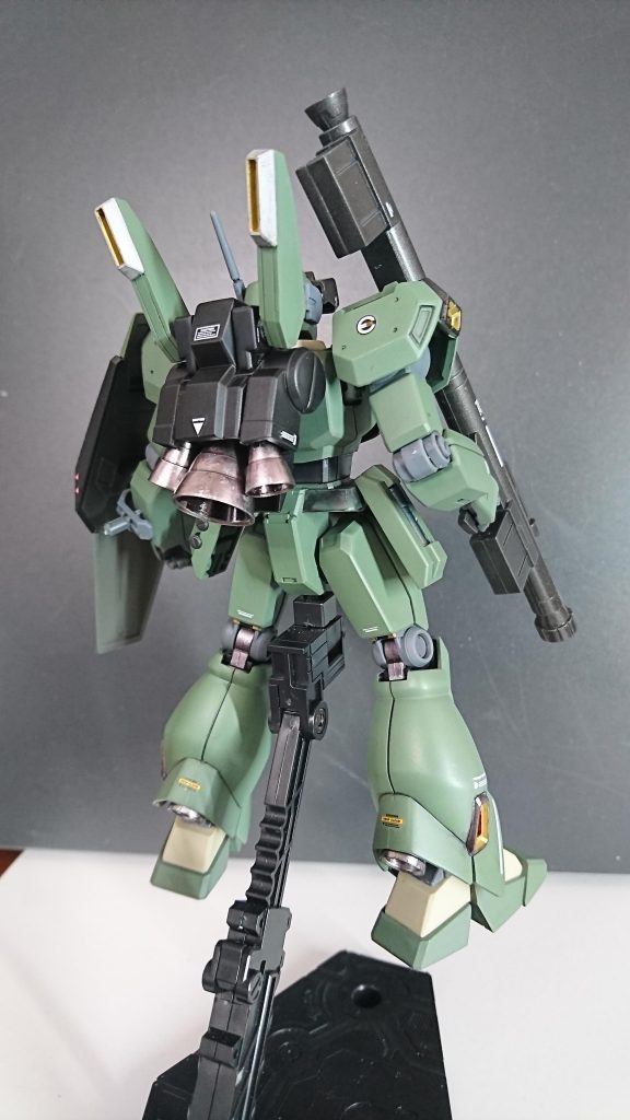 バックショット。スラスターはガンダムマーカー塗りとなります。合わせ目消しは脚部スカート部に行いましたが、消えなかったのでデカールで誤魔化しています。実は新品キットにてスタークジェガンを購入出来たので同じカラーで小隊にしたいですね。ご覧頂き、ありがとうございました。