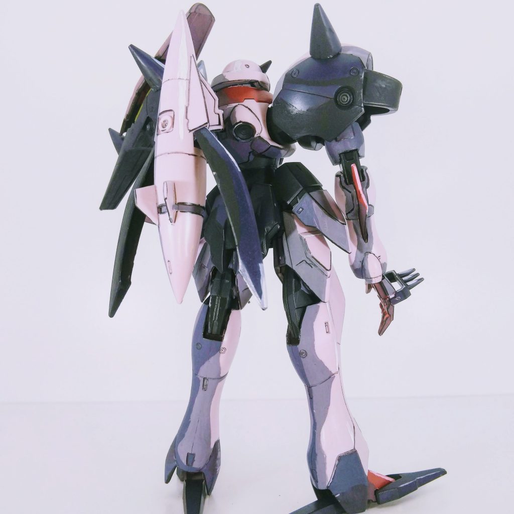 成形色を残しつつ、アクリルガッシュで影とハイライトを塗りました。エッジには水性プロッキーや筆ペン、シャープペンで線を書いています。