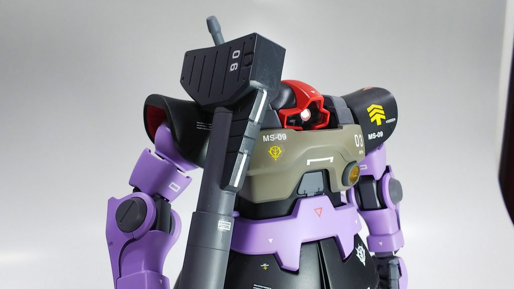 MGドムのキットはホント、カッコいいです。あまり改修するとキットのバランスを崩してしまいますので出来るだけポイント的な改修にしています。上半身の工作は頭を少し胴に埋めたかったので頭部取り付け軸の元を一度くり貫き、3ミリほど下へ下げています。これで少し顎を引いた演出が出来たかと思います。