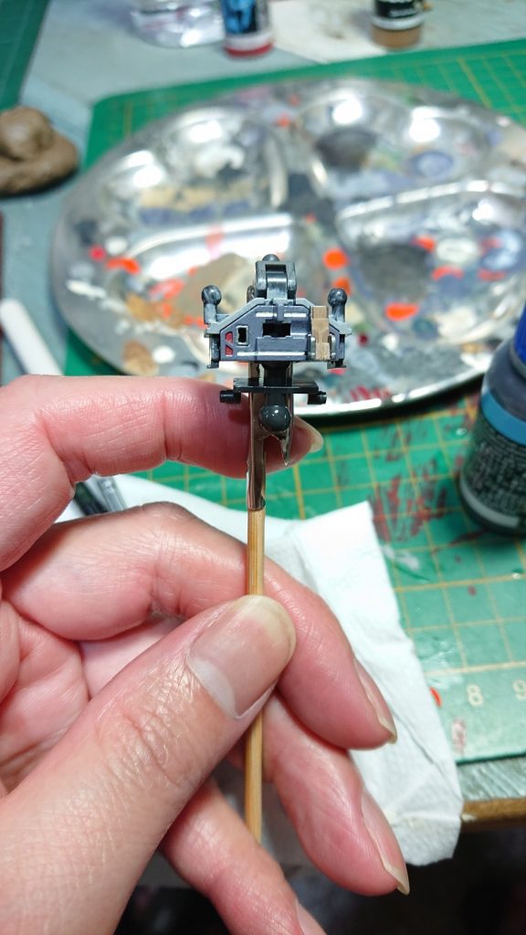 首先對駕駛艙內部進行噴漆。