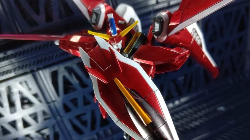 『下がってろ、俺が相手をする!』アニメのビームサーベルを構えて突進するシーンをイメージしてみました。