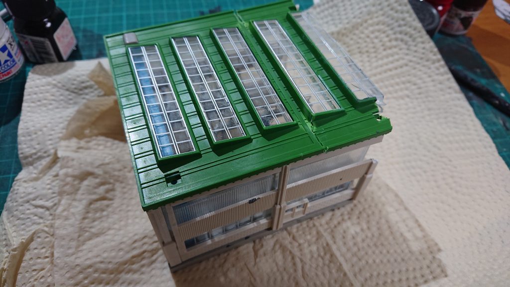 KATOの電車庫を使って手前の倉庫っぽいのを作ってます