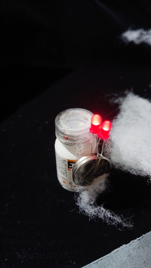 後ろの赤い煙は、綿と、超簡単な電飾で作っています