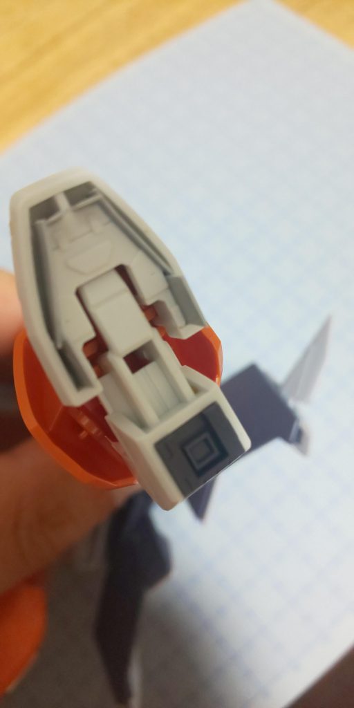 何もない平な所ならいいけど、ディテールの隣に肉抜きとかかんべんして欲しいです。セメント工事みたく、プラ板でガード作ってエポパテで埋めてます。