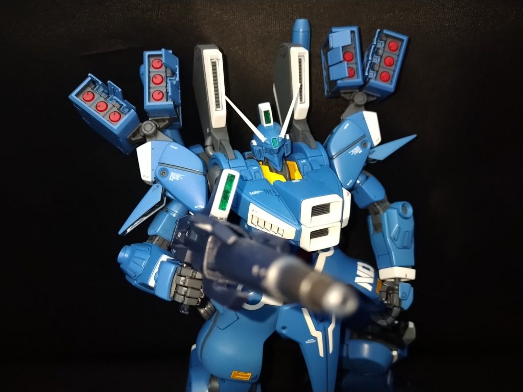 ライフルセンサーはガンダムマーカーメタグリーンで塗布。内側はラピーテープ貼り付け。