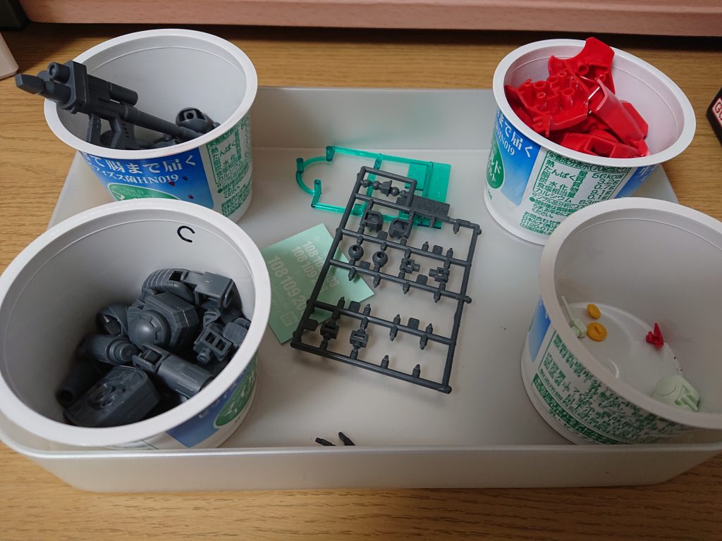 パーツを切り出して最小限の組み立てを済ませたところ。お手軽なパーツ数です。