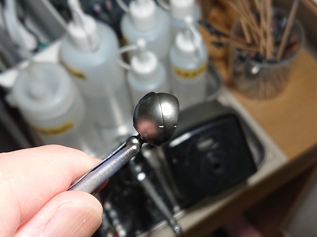 肩や関節の塗装。グロスブラック→アイアン→クリアーの順に重ね塗りしてます。