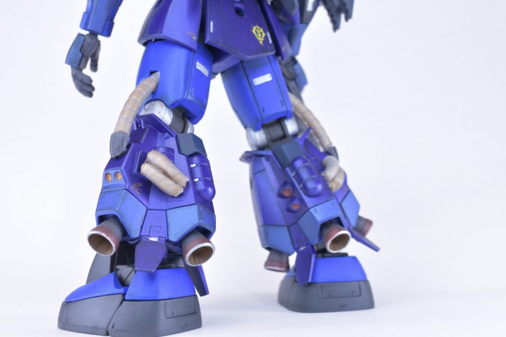 パイプ部には熱収縮チューブを被せてみました、荒いですが存在感は出たかなと…改良の余地有りですね。そしてベタ塗りもなんなので、バーニアの焼け塗装も。