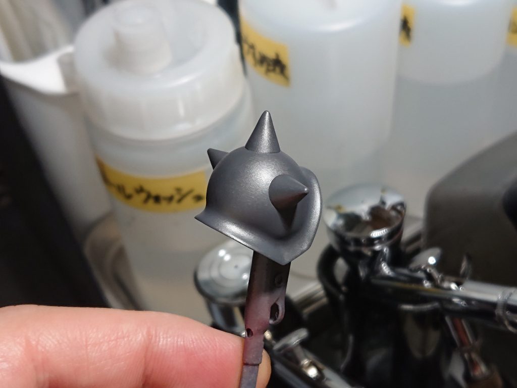 グリーン部分の塗装。こちらもまずはエッジをアイアンで際立たせました。