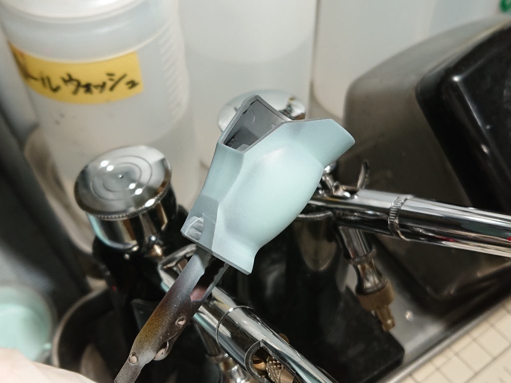 そのあとグリーンを吹きますが、メリハリをつけ過ぎずに、フワッとしたグラデーションにすることを意識しました。エッジのメタル感が消えた箇所には再度アイアンを軽く吹きました。最後に半光沢クリアーでコートしました。