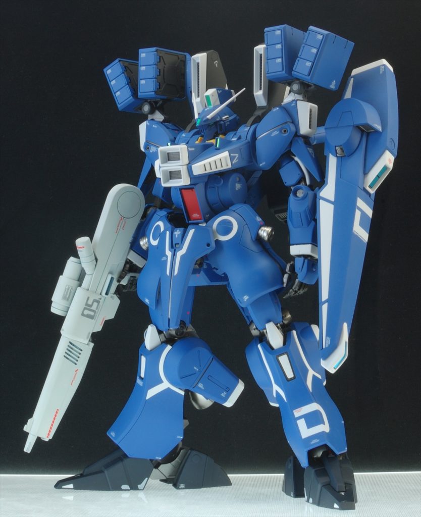 スタイルには手を付けず、胸部センサーを追加したり全体のカラーリングを濃いブルーに変更したり、ところどころに蛍光オレンジのテープを貼りつけたりメタルパーツを貼り付けたりしました。