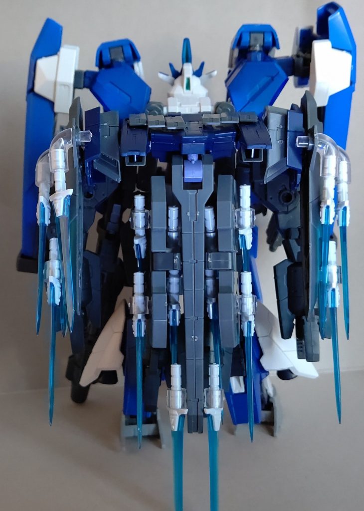 背部GNブレードビット。コトブキヤ製品を使ってるから多分コンテストとか出しても普通に落ちる(ランナー跡すら取らないのでコンテストなんてとても出せないけど)。海賊版は駄目って書いてあるけど、他社製品については何も書いてなかったから扱いに困る。