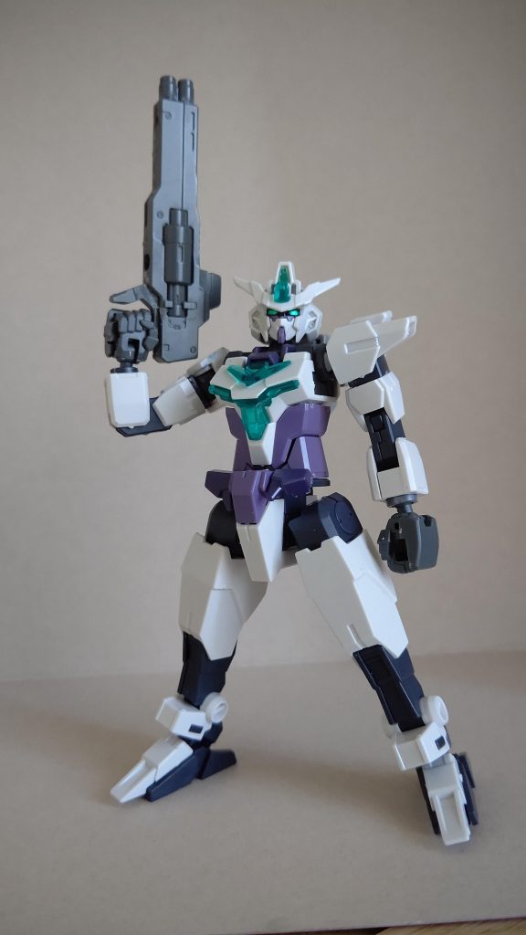 中身はほぼ無改造のコア2。G-3の灰色のパーツを通常コア2の白パーツと取り替え、武器はGNビームマシンガン、手首はレオパルドダヴィンチの可動式のものに変更した程度。いずれ00の胴体とかを移植したいところ。