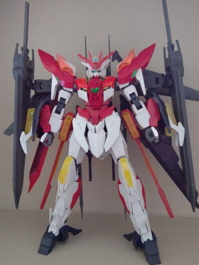 頭部はコア2にゼロ炎の顔を移植。アンテナはゼロ炎のものの裏に接続用の凸を自作して取り付け。肩と胸部中央はゼロ炎、胸部左右と下半身はアニマリゼ、フロントスカートはノーネイムの手甲、手足は火星&木星、装飾はレオスEX。かなり継ぎ接ぎだらけの機体だけど、主人公の余りパーツという設定なので問題なし! ヨシ!