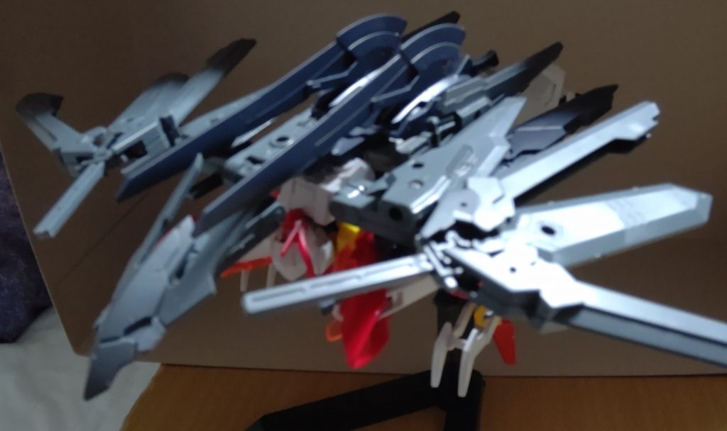 バックパックの簡易変形機構により、ブレードフェニックスモードに変形可能。スピードはとんでもないことになるが、やることは体当たりである。