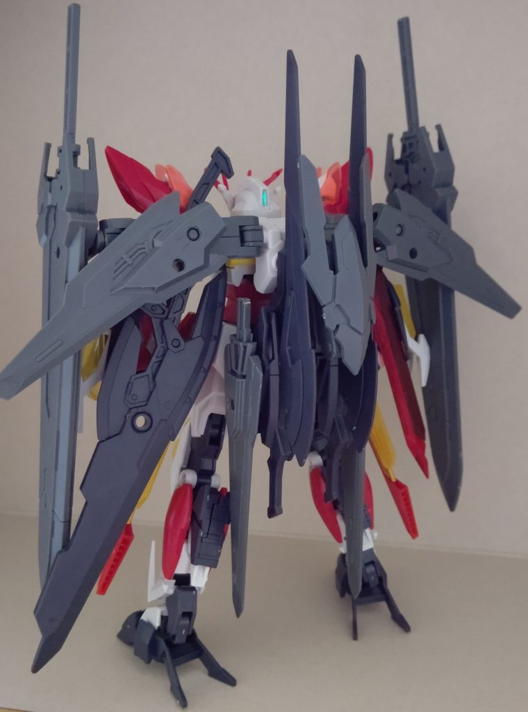 30MMの大型剣をアームアームズで機体の左右にシールドのように配置。ブースターソードとマーズウェポンを背負わせ変形用のパーツも搭載。もしバックパックを壊されたら、爪くらいしか武器が無くなる。