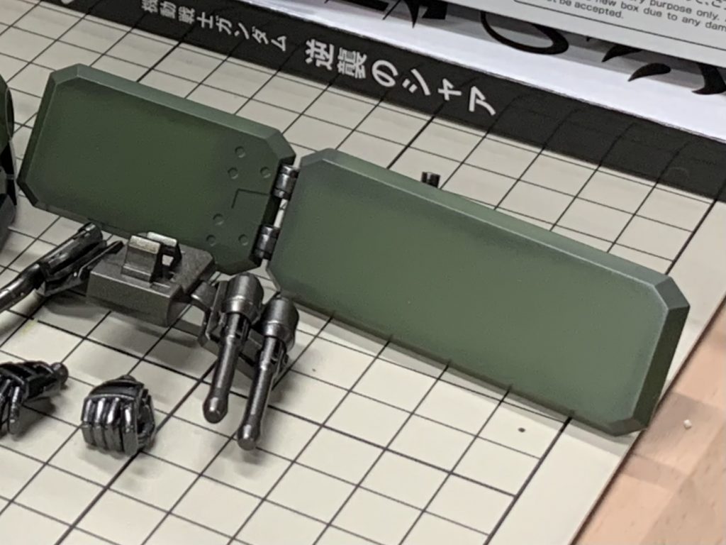 シールドのシャドウが不自然極まりなかったので塗り直してます。