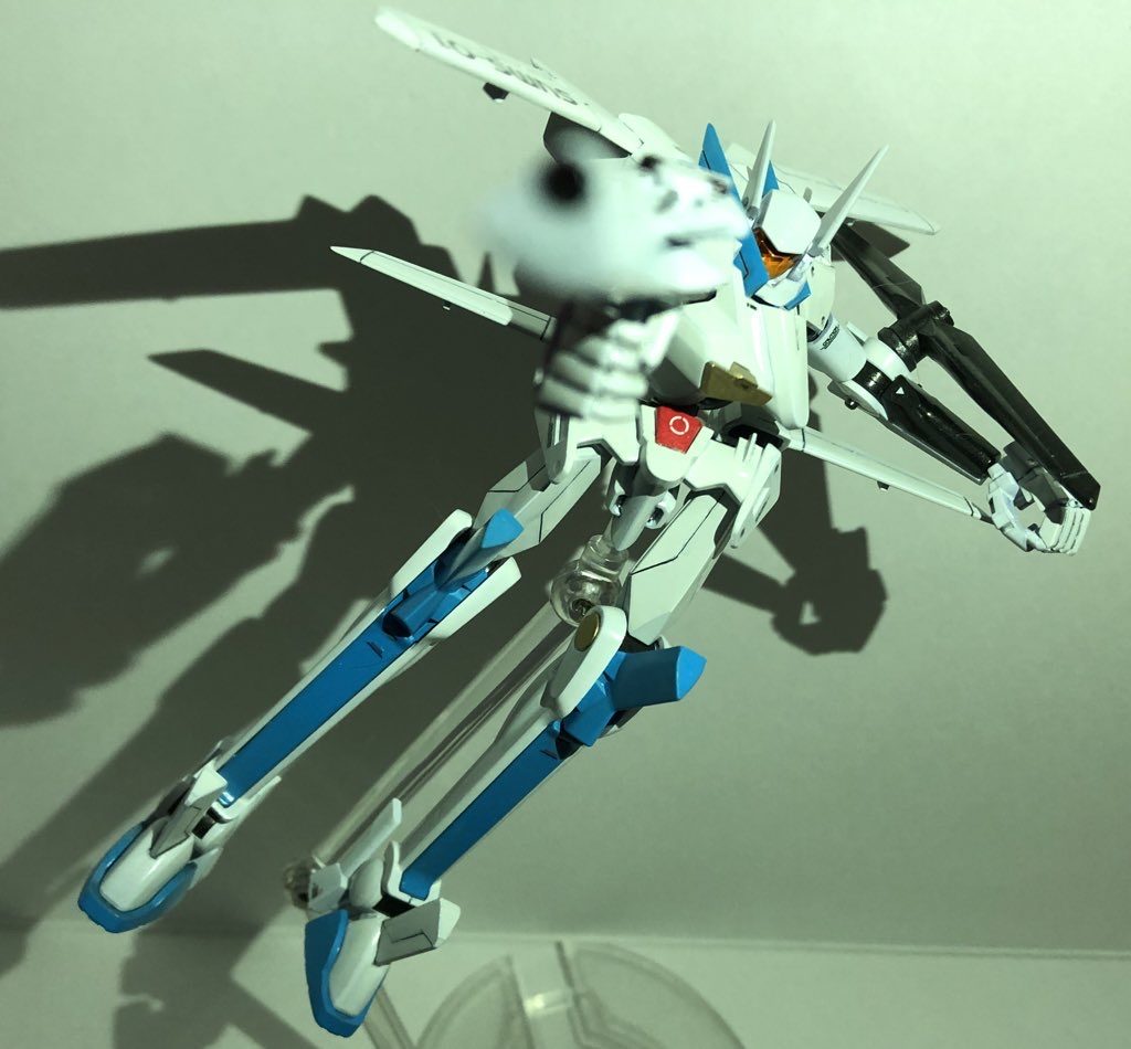 移動しながらの射撃グラハムがエクシアとの初戦闘の際にしたユラユラと揺れるフラッグの動きを意識して