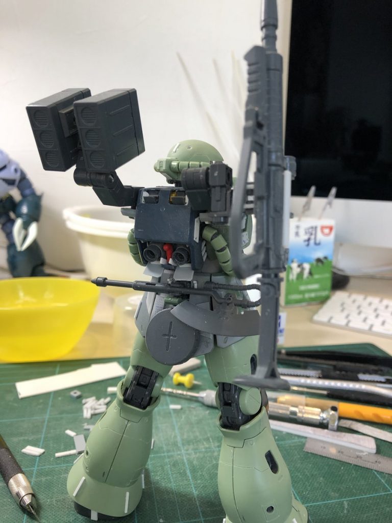 上の写真より前のものですが、武装のマウントができた時のですね。メイン兵装のマウントは、ザクマシンガンとザクバズーカで選べます。アーム部分を外して基部パーツと差し替えで通常兵装にもできるようにしました。