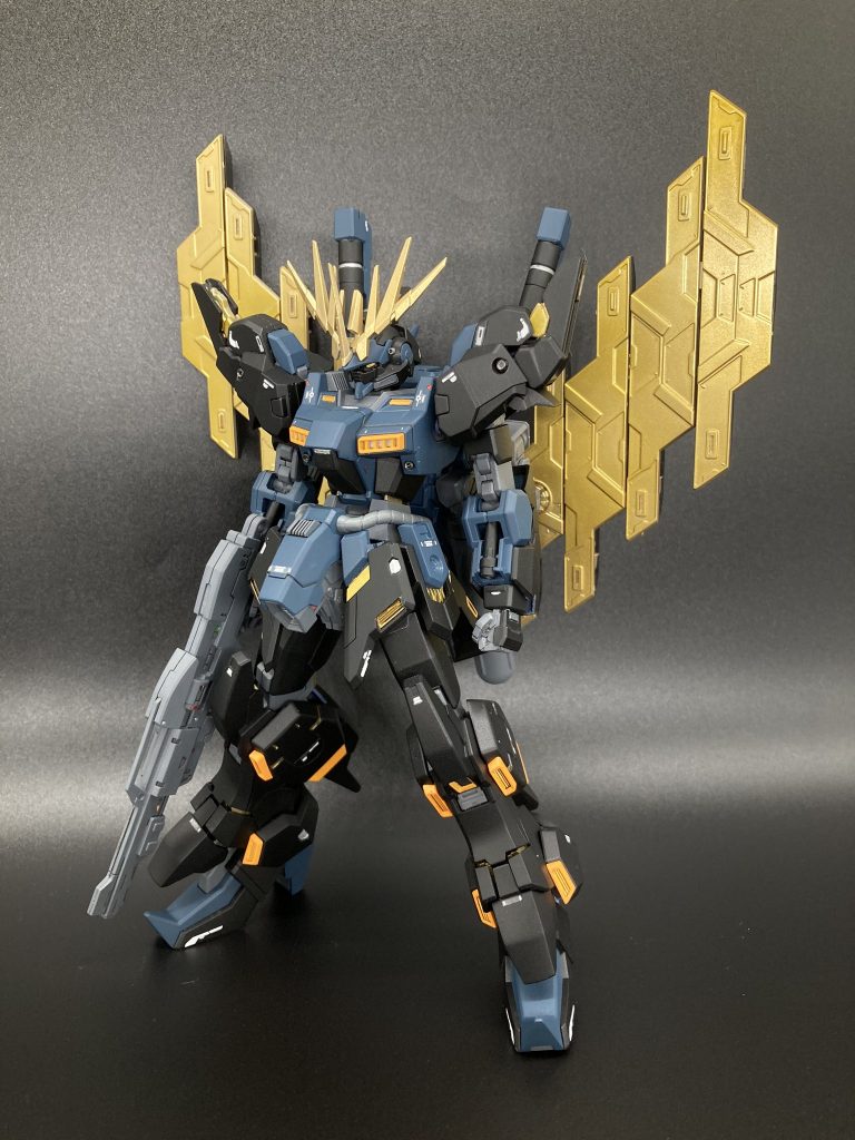 完成。思ったより良い感じの色になってよかったです・いじったとこ肩 胴体側パーツでフレームぽく機構利用して腕延長腕フロントアーマーサイドアーマー足首際装甲分割でフレーム露出表現足首アーマー接続法変更腹部 左右1ｍｍずつ合計2ｍｍ幅増し、隙間埋め兼ねて前後0.1ｍｍプラ板で蓋ライフル持ち手と前半分をムーンガンダム、後ろ半分をテルティウムアームズライフルとミキシングハンドパーツ置き換え、サーベル用手加工新造脹脛後ろスラスター 展開状態で固定10か所既存〇モールドをメタルパーツ置きかえ