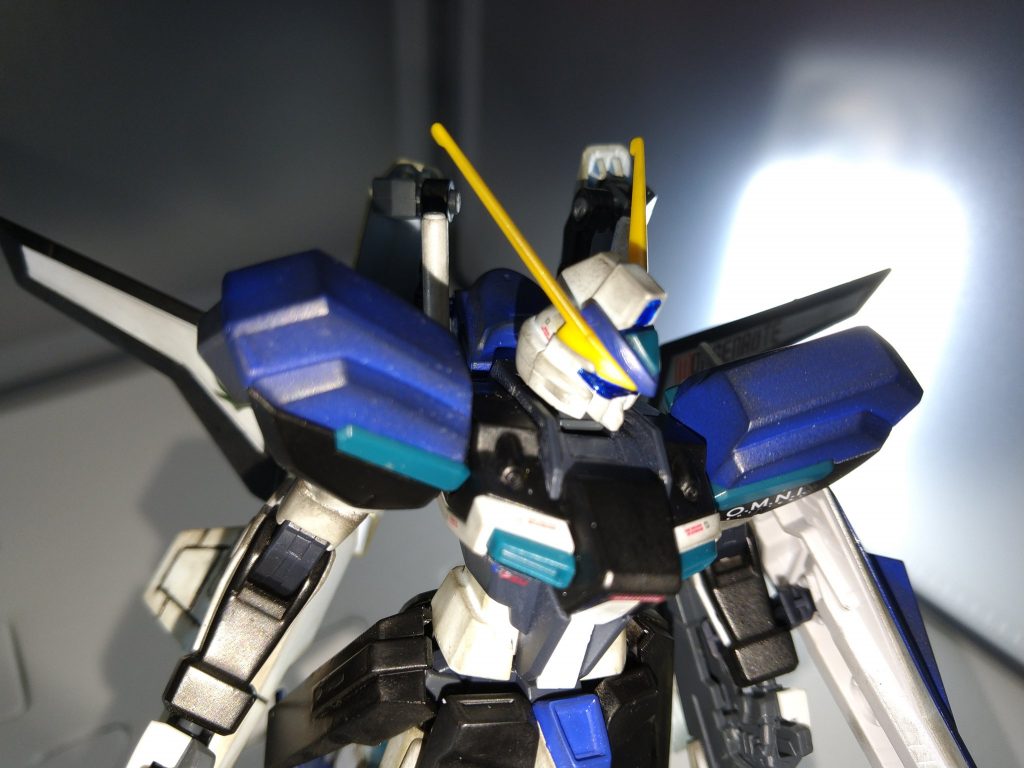 個人的に見てほしい箇所が顔です!口を削りだけでガンダム口(Z口?)に改造できた事です!他のガンダムのマスクを切り取って改造しようかと思いましたが、削るだけでなんとかなりました!口が変わるだけでも量産機っぽいイメージが結構変わりますね。