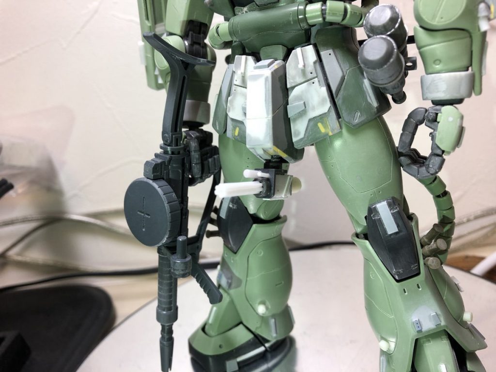 増加前面装甲と自作武装、あと探しに探したスモークディスチャージャー。 スモークディスチャージャーは意外と苦労しました。AFV風といえばコレだよね!って思い、自作したりパーツを探したり、設置場所を延々と悩んだり、、、結果膝横を選んだのですが、宇宙世紀ではもっとスマートに施されているんですね(08小隊のノリスザク、、、)