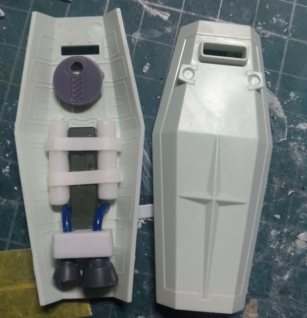 シールド裏の加工。シールドの端にノズルを持ってきて、飛びそうな感じに。飛んでる時はこれで方向調節したりするんでしょうね。
