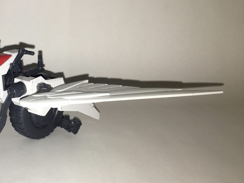 ウイングスラスター。バーニアスラスターを内蔵したウイング。