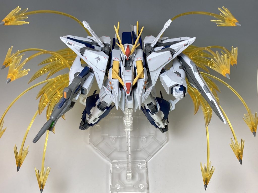 ファンネル・ミサイルのエフェクトを使って!迫力はスゴイですが、非常に場所を取りますwしかし、ついにΞガンダムがHGUCでキット化される時代がきたのですね!感動で胸いっぱいです!