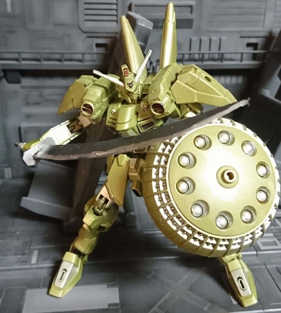 盾とマントとアンクルアーマーがないので他のパーツをつけるついでに武器もランナーからアイロンで錬成　大型のシミタータイプ　肩は30MMのOPパーツと交換　ジャスティスナイトは関節は少し伸びるので30MMの肩アーマーが無改造でつく