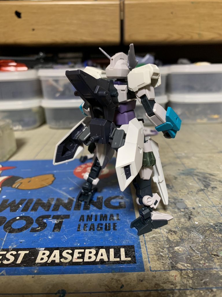 まずは頭部ヒサシの変更、腕部延長、肩の変更、太腿にパーツ追加、リアアーマー追加、バックパック作成をしていきます。