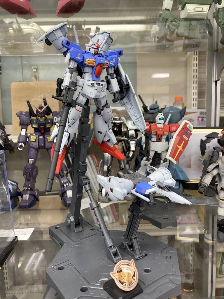 ようやくシバタモデルのショーケースに飾らせてもらいました。浮かれてたのと慌ててたので、ポーズが棒立ち。股関節の可動範囲が狭いからかあまり迫力あるポーズにならない・・・。展示のモチーフはEX-Sの有名なポーズのイメージと、旧キットパッケージから。