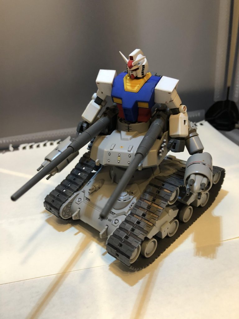 斜めから。2問の砲塔を抱える形になるので、命中力アップ？が見込めるかも知れません。