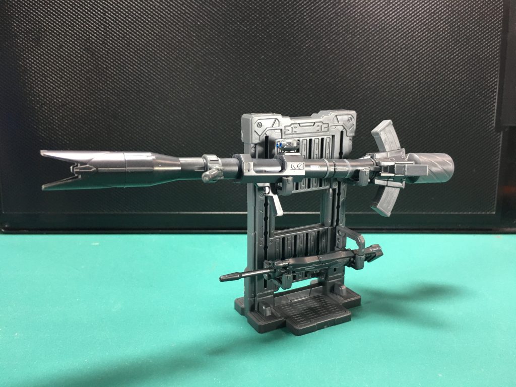 また、旧システムウェポン時代は画像の武器ラックが付属していました。このラックは上に連結できます。もちろんつなげすぎると不安定になります。 この武器ラックのフックパーツですが、別売りの「システムベース」付属品と同形なので、駐機状態のディスプレイ時に武器をたくさん付けておくこともできました。 ここからはラインナップ振り返りコーナーです。紹介する中で、005、007、008を除き、全て旧システムウェポン時代のものです。改造でぶんどったパーツもあるので一部欠品してるものもあります。ご容赦を。