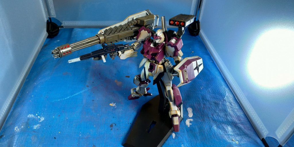 後で色々設定を考えてみたのですが…宇宙世紀0096年時代の機体で、ゼッツーの余剰パーツや試作された武器をジムIIIに無理やりくっつけた感じの機体。カタログスペックはZガンダムと同等かそれ以上のスペックを誇るが、寄せ集めのパーツで作られている為、機体のバランスが全く取れていないため、並みのパイロットではまともにコントロールができない。また、両肩に装備されている武装ですが、左側はジムIIIのミサイル(まぁ違うパーツを使っていますが…)なので問題無く運用できるが、右側に装備されているジャイアントメガガトリングは、戦艦に備わっている機関砲クラスの火力がでる反面、機体自身が発射の衝撃に耐えられない。更に打ち続けると、ガトリングもしくは機体自身がオーバーヒートする等、運用する上での致命的な欠陥を抱えている。急遽あり合わせのパーツで作った機体の為、整備するパーツも無い事で「使い捨て」のコードネームが付いてしまった。トリントン基地襲撃の際に出撃した記録が残っているが、それ以降のデータは残っていない。って感じでしょうかー。実際MGストライクIWSPのガトリングをパクってきたので、機体に対してガトリングがでかすぎる感じになってました。けど、デカイ武装って憧れますよね!