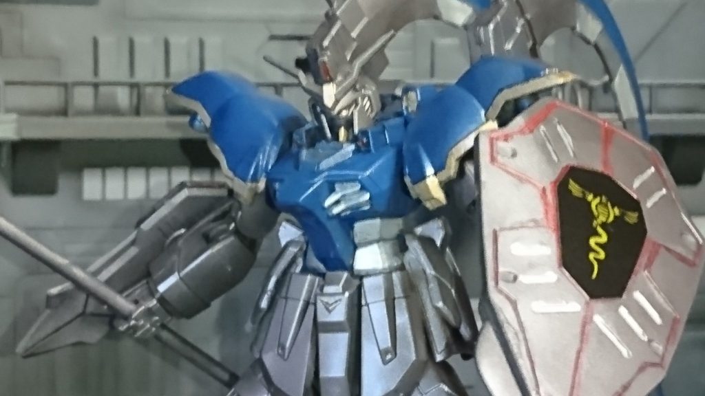 光ってわかりにくいけど額と口は金色