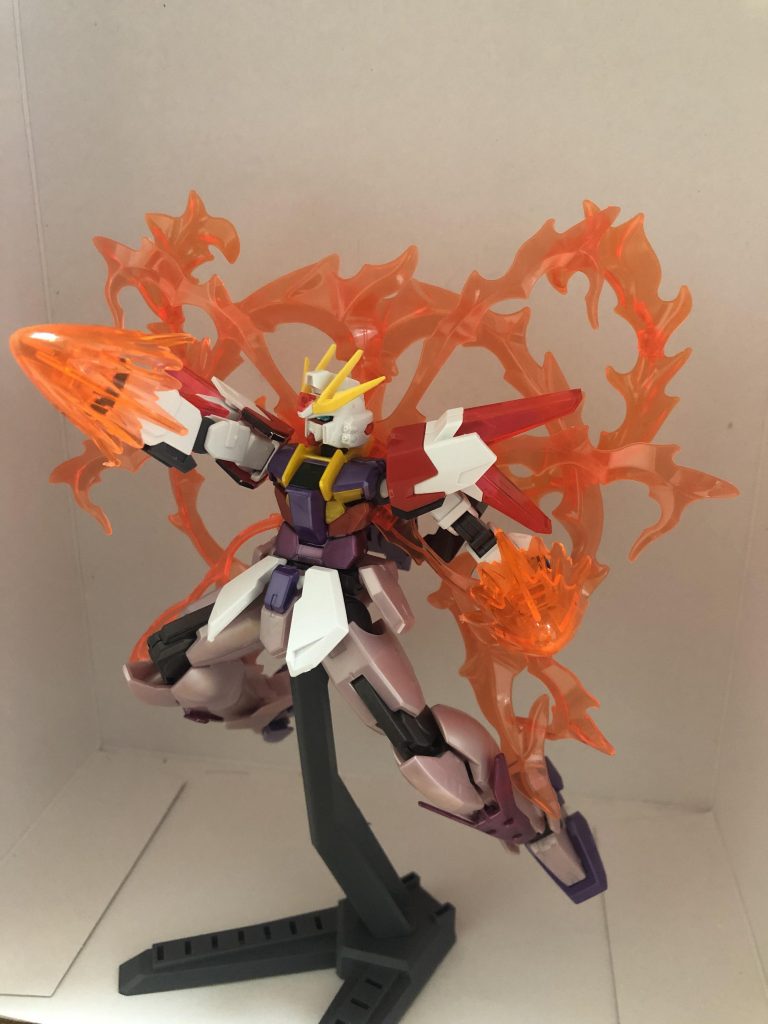 RGスカイバーニングナックル!レイジがメインパイロットの時の必殺技ですまた、内蔵されているRGシステムを解放、バックパックがラッシュポジションに移動すると高出力形態となりエフェクトが追加されます。バーニングエフェクトは機体、エフェクトとも無改造で取り付け可能でした。