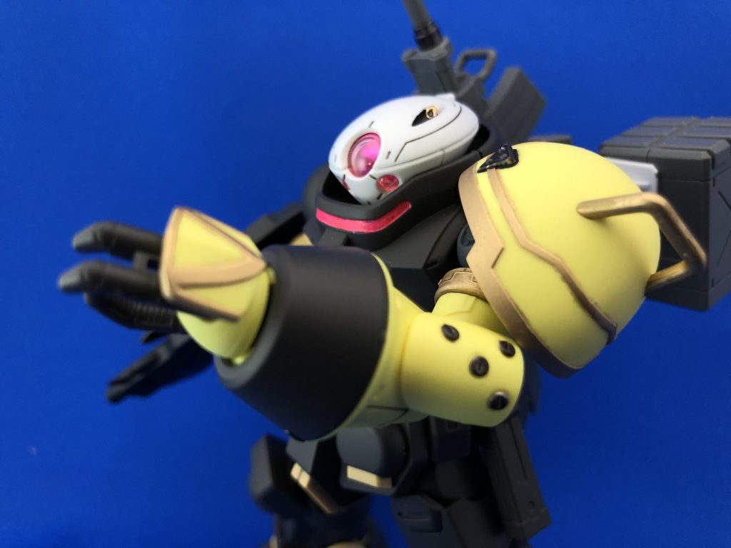 あざみ機の腕は合わせ目を消してゴールドラインを塗装しました。